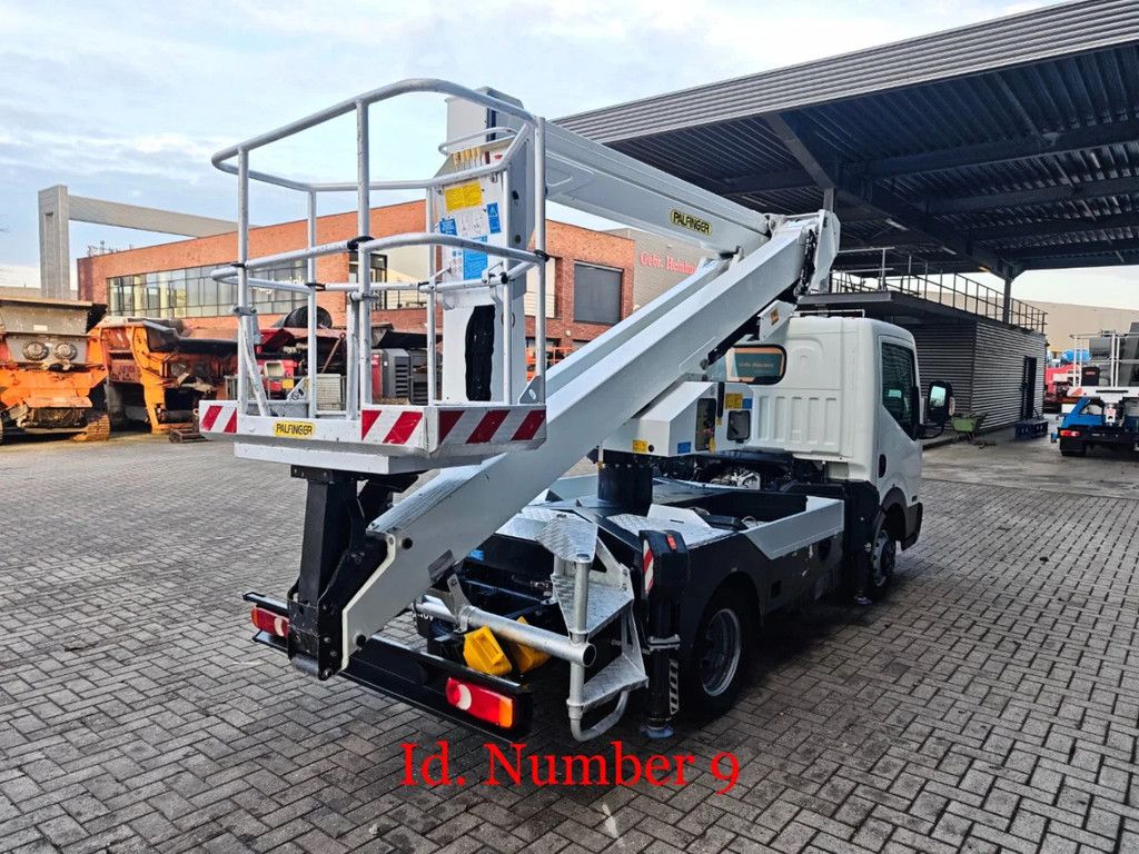 Nissan 35.13 NT400 Palfinger P200 AXE