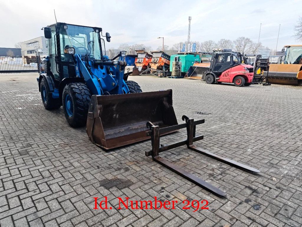 Caterpillar 906 M Bucket + Forks!
