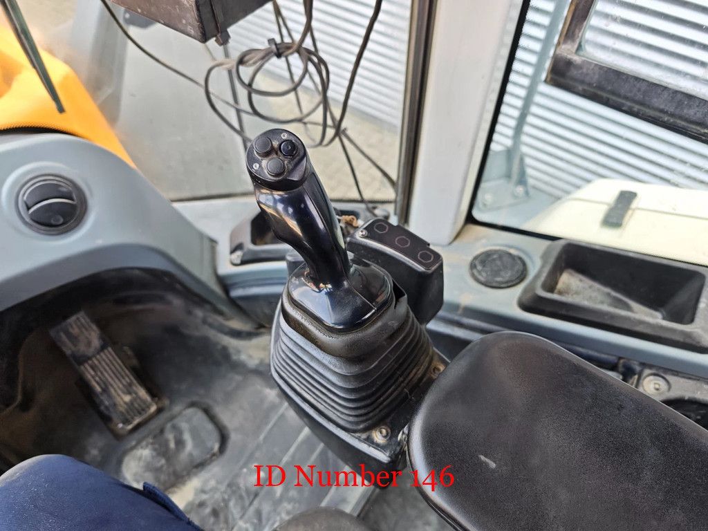 Liebherr L586 Wage!