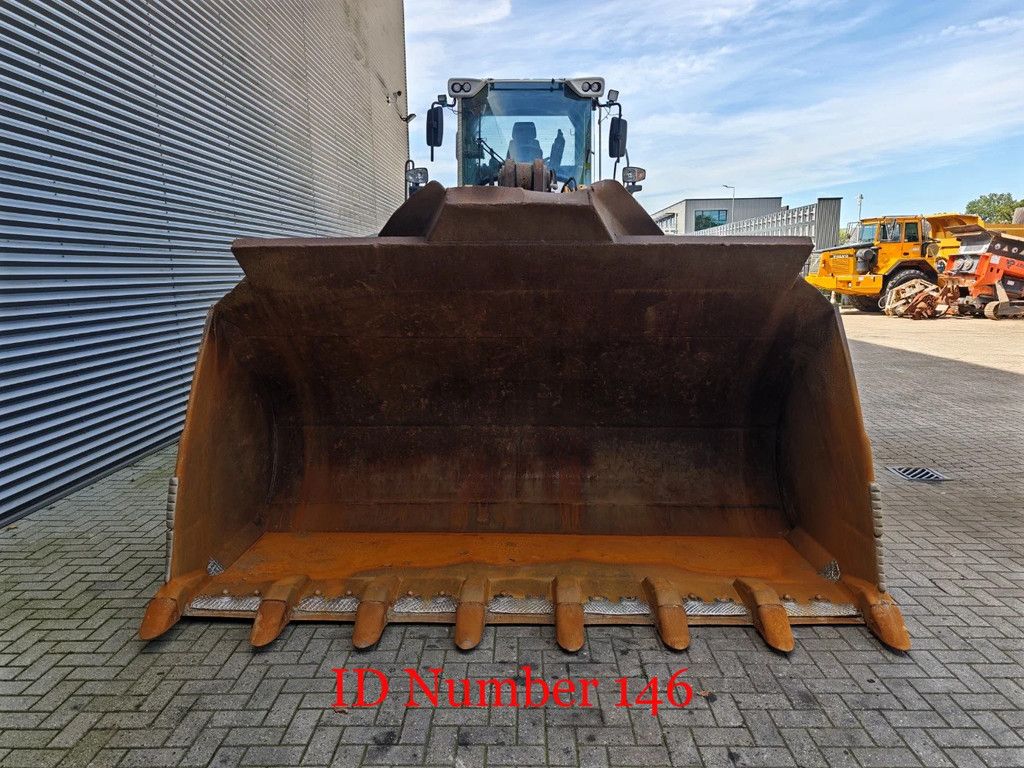 Liebherr L586 Wage!